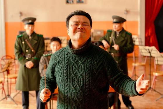 영화 '신의악단'은 북한 당국이 외화벌이를 위해 '가짜 찬양단'을 만들어 부흥회를 준비하는 내용이다. 사진 CJ CGV