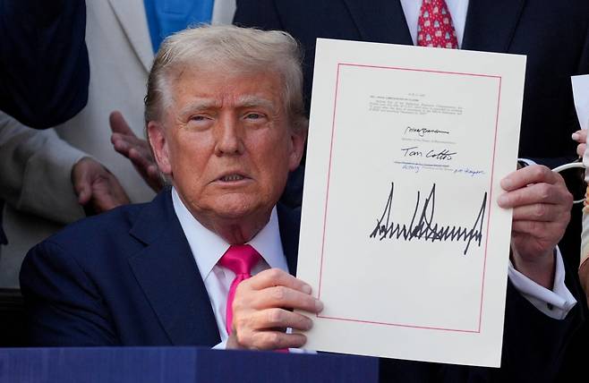 도널드 트럼프 미국 대통령이 지난해 7월 백악관에서 '하나의 크고 아름다운 법안(One Big Beautiful Bill Act)'으로 알려진 포괄적 지출 및 세법 개정안을 서명한 후 공개하고 있다.  /로이터연합뉴스