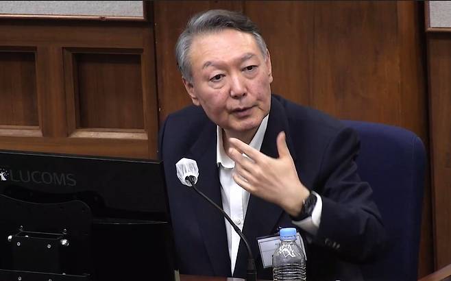 윤석열 전 대통령이 지난달 29일 서울 서초구 서울중앙지법에서 열린 내란 우두머리 혐의 속행 공판에 출석해 발언하고 있다. 서울중앙지법 제공