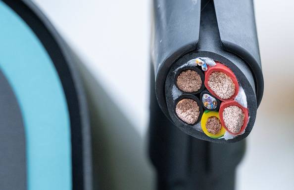 끊어진 전기차 충전기 전선 내부에 구리 선이 박혀있다. 게티이미지