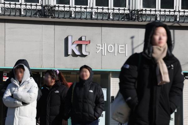 KT 위약금 면제를 실시한 첫날 알뜰폰(MVNO) 이용자를 포함해 KT 망에서 1만명 넘는 고객이 이탈한 것으로 나타났다. 사진은 지난 1일 서울 시내의 한 KT 대리점. 연합뉴스