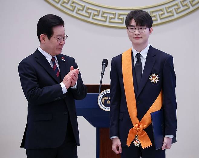 이재명 대통령이 2일 청와대 영빈관에서 열린 신년 인사회에서 프로게이머 ‘페이커’ 이상혁에게 포상한 뒤 박수를 치고 있다. 연합