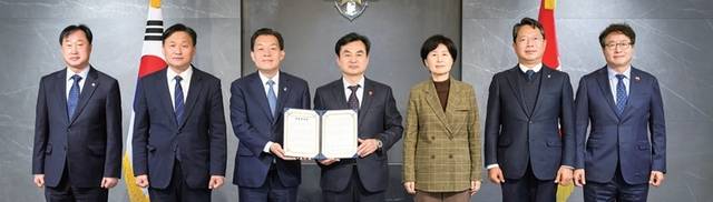 이재준 수원특례시장과 수원지역 국회의원들이 지난해 12월8일 국방부에서 안규백 장관에게 군 공항 이전 관련 공동 건의문을 전달한 뒤 기념촬영을 하고 있다. 수원특례시·범대위 제공