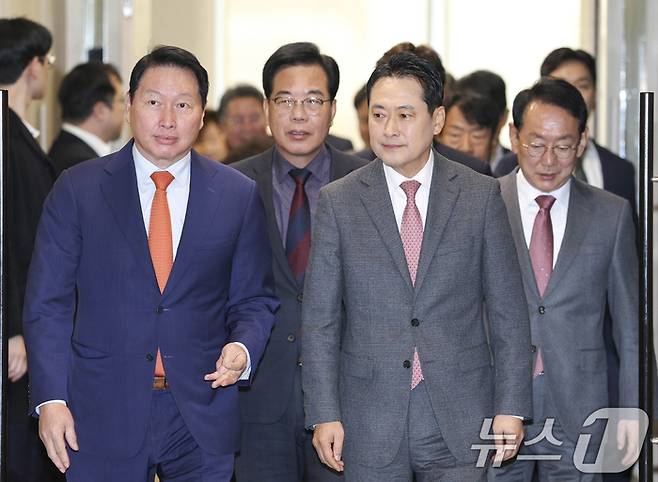 장동혁 국민의힘 대표(앞줄 오른쪽)와 최태원 대한상공회의소 회장(왼쪽)이 19일 서울 중구 대한상공회의소에서 열린 ‘국민의힘-대한상공회의소 정책간담회’에 참석하기 위해 이동하고 있다. 공동취재단