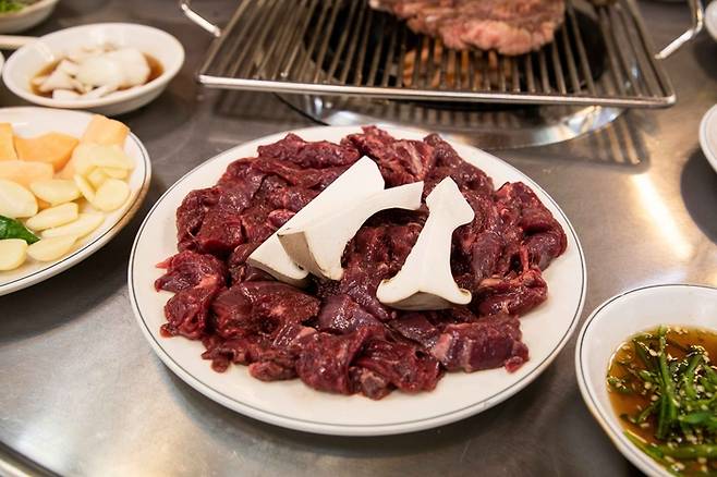 마장동 먹자골목 한우 / 사진 = 한국관광공사