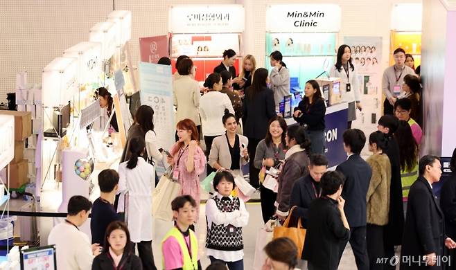 [서울=뉴시스] 김혜진 기자 = 29일 서울 중구 동대문디자인플라자(DDP)에서 열린 2025 서울콘 K뷰티부스트를 찾은 관람객들이 부스를 둘러보고 있다. 2025.12.29. jini@newsis.com /사진=김혜진
