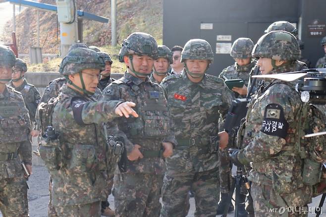 진영승 합동참모본부 의장(공군 대장)이 지난해 12월15일 육군 22사단 GOP대대를 방문해 작전 준비 태세를 점검하고 있다. / 사진=합동참모본부