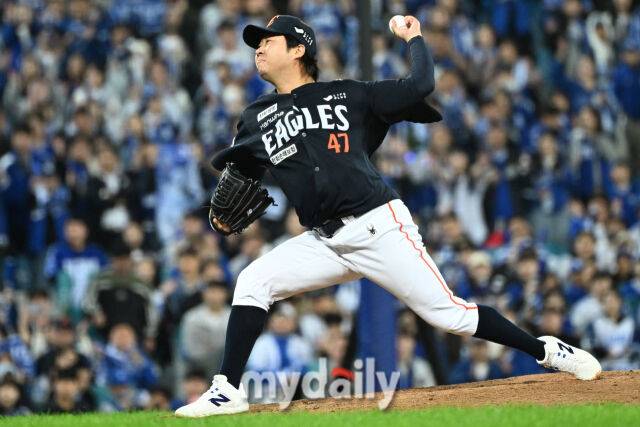 22일 대구 삼성라이온즈파크에서 열린 '2025 신한 SOL BANK KBO 포스트 시즌' 삼성 라이온즈와 한화 이글스 플레이오프(PO) 4차전 경기. 한화 김범수가 4회말 1사 1루에 선발 정우주와 교체되 마운드에 올라 힘차게 투구하고 있다./마이데일리