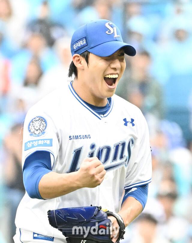 7일 오후 대구광역시 수성구 대구삼성라이온즈파크에서 진행된 '2025 프로야구 KBO리그 포스트시즌' 와일드카드 결정전 1차전 삼성라이온즈와 NC다이노스의 경기. 삼성 원태인이 4회초 2사 1,2루서 오영수를 좌익수 뜬공으로 잡은 뒤 포효하고 있다./마이데일리
