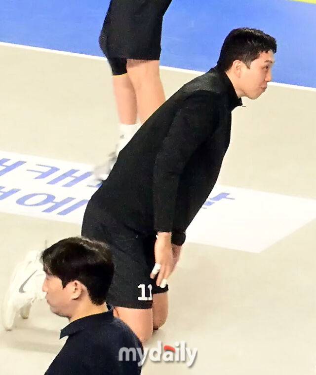 최민호가 코트에서 무릎을 꿇고 있다 / 영상 캡쳐