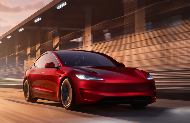 테슬라의 모델3. 테슬라는 최근 모델3 퍼포먼스 AWD 모델의 가격을 기존 6939만원에서 5999만원으로 인하했다. [테슬라 홈페이지 갈무리]