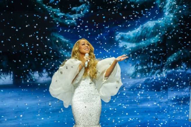 MTV의 등장은 음악을 듣는 행위에서 ‘보는 행위’로 이동시켰고, 이후 디지털 플랫폼과 사회관계망서비스(SNS)는 그 흐름을 가속화했다. 음악은 점점 짧아졌고, 이미지는 즉각적이어야 했으며, 평가는 곡이 끝나기도 전에, 아니 때로는 시작하기도 전에 내려졌다. 이 과정에서 음악은 점점 ‘청각으로 증명되는 예술’이 아니라 ‘시각으로 판단되는 상품’에 가까워졌다. [게티이미지/Photo by Houston Chronicle/Hearst Nespapers]