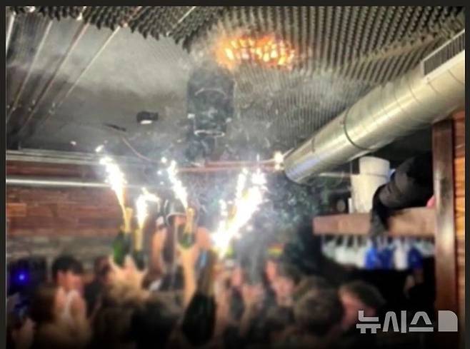 [서울=뉴시스]새해 첫날인 1일 오전 1시 30분께 스위스 발레주 크랑몽타나 스키 리조트 술집 '르 콩스텔라시옹'에서 발생한 화재 사고는 샴페인 병에 꽂아 올린 '스파클러(불꽃 캔들)'에서 발생한 불티가 목재로 된 천장 마감재로 옮겨붙으면서 발생한 것으로 보인다고 스위스 당국이 2일(현지시간) 발표했다. 사진은 화재 직전 천장에 불이 붙는 장면으로 알려진 사진이다. 스위스 공영 SRF는 이 사진이 신빙성이 있다고 보도했다. 2026.01.02 (사진 = 사회관계망서비스 엑스 갈무리) photo@newsis.com