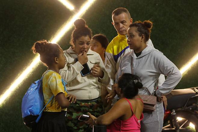 [카라카스=AP/뉴시스] 3일(현지 시간) 베네수엘라 카라카스에서 폭발음과 저공비행 항공기 소리가 들린 뒤 미라플로레스 대통령궁 주변 건물 주민들이 대피하고 있다. 2026.01.03.