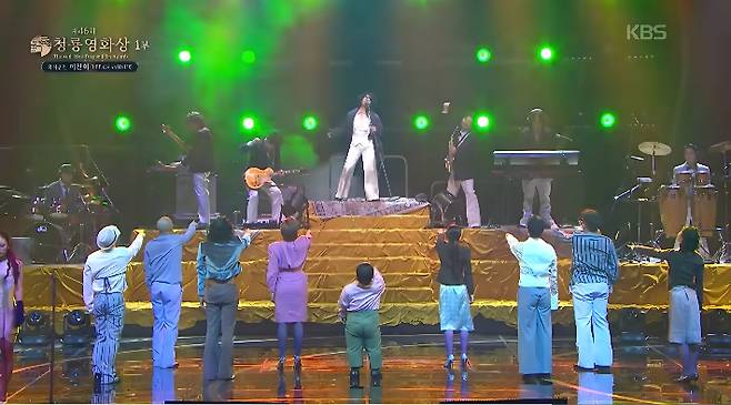 지난해 11월 19일 TV를 통해 생중계된 청룡영화제 축하공연에서 김유남 배우(가운데)가 가수 이찬혁과 함께 퍼포먼스를 하고 있다. KBS 유튜브 캡쳐