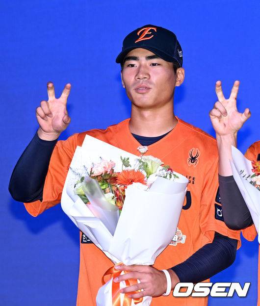 [OSEN=이대선 기자] 17일 오후 7일 오후 서울 롯데호텔 월드에서 ‘2026 KBO 신인 드래프트’가 열렸다.이번 드래프트는 전면 드래프트 방식으로 총 11라운드에 걸쳐 진행된다. 대상자는 총 1천261명으로, 고등학교 졸업 예정자 930명, 대학교 졸업 예정자 216명, 얼리 드래프트 신청자 51명, 해외 아마추어·프로 출신 선수 19명이다. 이 중 최대 110명이 KBO 10개 구단의 부름을 받게 된다.한화에 지명된 오재원이 기념촬영을 가지고 있다. 2025.09.17 /sunday@osen.co.kr