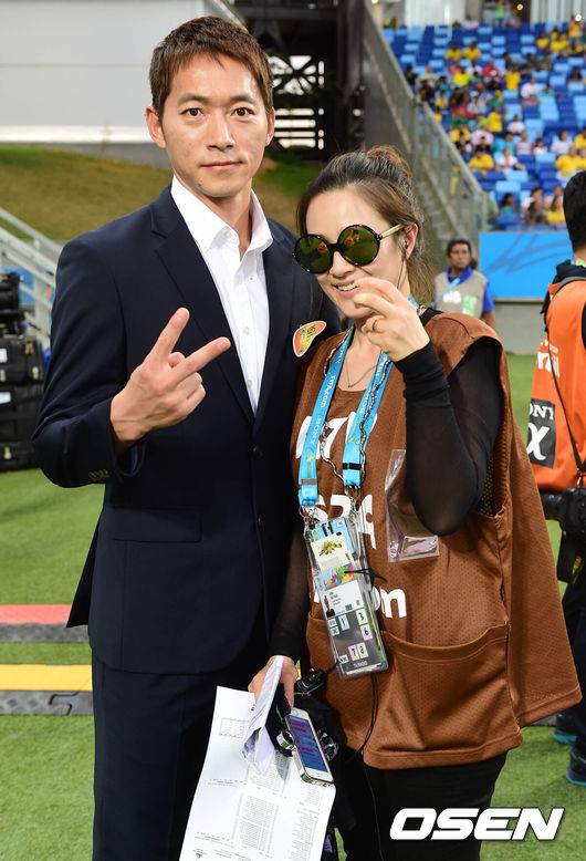 [OSEN=쿠이아바(브라질), 민경훈 기자] 18일(이하 한국시간) 브라질 쿠이아바 아레나 판타날에서 2014 브라질 월드컵 조별리그 H조 대한민국과 러시아의 경기가 열렸다.경기에 앞서 축구선수 김남일과 아내 김보민 아나운서가 취재진을 향해 포즈를 취하고 있다.홍명보 감독이 이끄는 대한민국은 최전방에 나선 박주영을 2선에서 구자철(마인츠)이 지원하고, 좌우 측면에서는 손흥민(레버쿠젠)과 이청용(볼튼)이 빠른 발을 내세운 침투를 할 예정이다. 수비형 미드필더에는 기성용(스완지 시티)과 한국영(가시와 레이솔)이 배치돼 공격과 수비의 연결고리 역할을 한다.포백라인에는 윤석영(퀸스 파크 레인저스)과 김영권(광저우 에버그란데), 홍정호(아우크스부르크), 이용(울산 현대)로 구성됐다. 홍정호는 지난달 튀니지전에서 당했던 발 부상으로 통증이 있지만 선발로 나섰다. 골키퍼 장갑은 정성룡(수원 삼성)이 차지했다.러시아전 결과에 따라 한국의 16강행이 결정된다고 해도 결코 과언은 아니다. 그만큼 첫 경기는 월드컵 전체의 분위기를 좌우할 수 있는 중요한 경기다./rumi@osen.co.kr