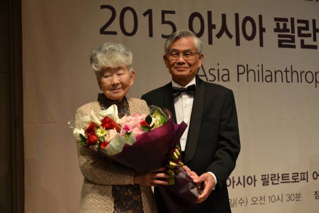 ▲ 2015년 제1회 아시아필란트로피 어워드(APA)를 수상한 노무라 모토유키 씨와 부인 요리코 씨 모습. ⓒ푸르메재단