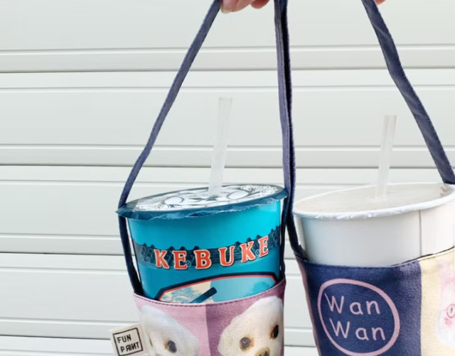 ▲ 종이컵을 편하게 들고 다니는 용도로 사용하는 '빼이따이(杯袋)' 대만 스타벅스에서 테이크아웃하면 일회용 빼이따이를 주기도 한다. ⓒFunPrint