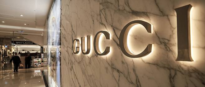 서울시내 구찌 매장 앞에서 시민들이 이동하고 있다. 뉴시스