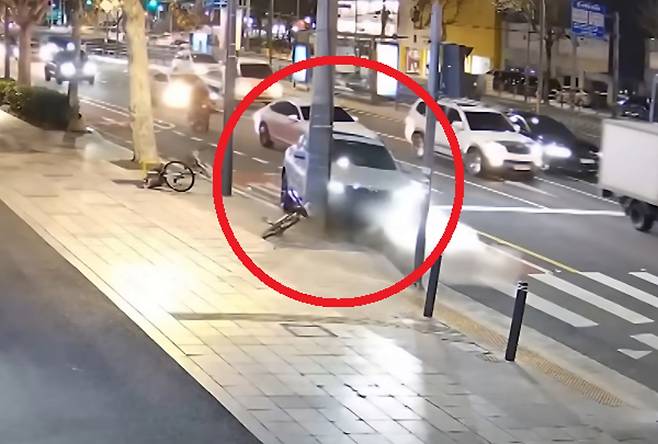 지난달 31일 오후 서울 광진구 화양동의 한 대로변 전봇대를 들이받는 차량 모습. MBN 보도화면 캡처