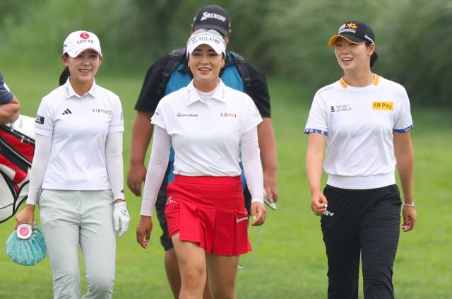 동반 라운드를 하고 있는 황유민(왼쪽부터) 윤이나 방신실. 사진 제공=KLPGA