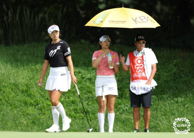 동반 라운드를 하고 있는 이동은(왼쪽)과 방신실(가운데). 사진 제공=KLPGA