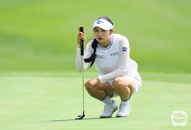 그린 경사를 읽고 있는 박혜준. 사진 제공=KLPGA