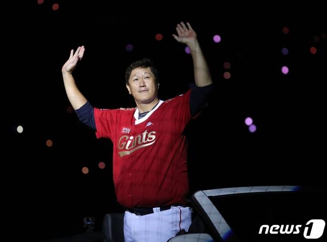 2022년 10월 8일 롯데 자이언츠 소속으로 은퇴식에 나선 이대호의 모습. /사진=뉴스1