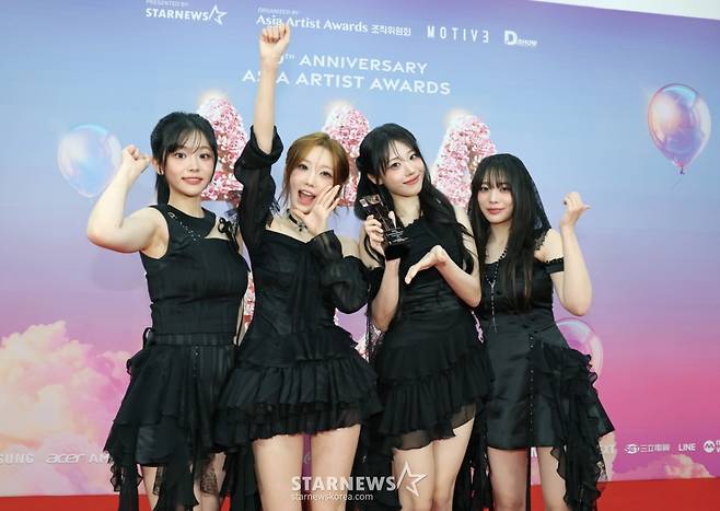 밴드 QWER이 2025년 12월 6일 가오슝 내셔널 스타디움에서 진행된 스타뉴스 주최 '10주년 아시아 아티스트 어워즈 2025(10th Anniversary Asia Artist Awards 2025, '10주년 AAA 2025')에서 베스트밴드상을 수상한 뒤 포즈를 취하고 있다.   /2025.12.06 /사진=이동훈 photoguy@