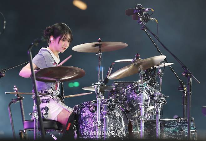 밴드 QWER 쵸단이 7일 가오슝 내셔널 스타디움에서 진행된 스타뉴스 주최 '10주년 아시아 아티스트 어워즈 2025(10th Anniversary Asia Artist Awards 2025, '10주년 AAA 2025')를 기념하는 'ACON 2025'에서 멋진 무대를 선보이고 있다.   /2025.12.07 /사진=이동훈 photoguy@