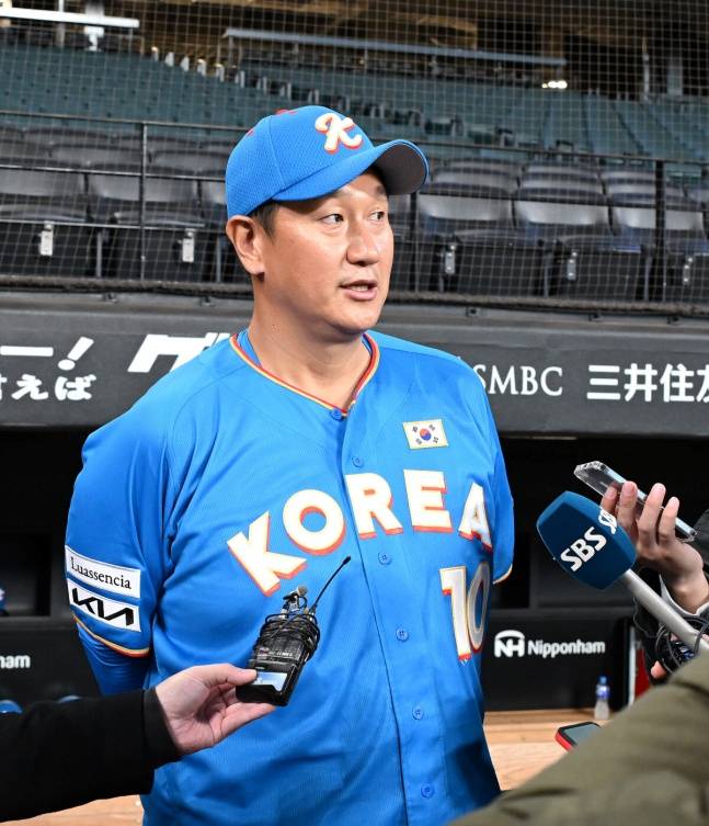 이대호가 지난해 11월 30일 일본 홋카이도 기타히로시마의 에스콘필드 홋카이도에서 '한일 드림 플레이어즈 게임 2025'를 앞두고 취재진과 인터뷰하고 있다. /사진=공동취재단 제공