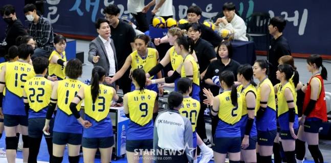 9연승에 도전하는 현대건설 강성형 감독과 선수들이 3일 수원체육관에서 열린 2025-2026 진에어 V리그 여자부 현대건설과 GS칼텍스 경기에 앞서 결의를 다지고 있다.