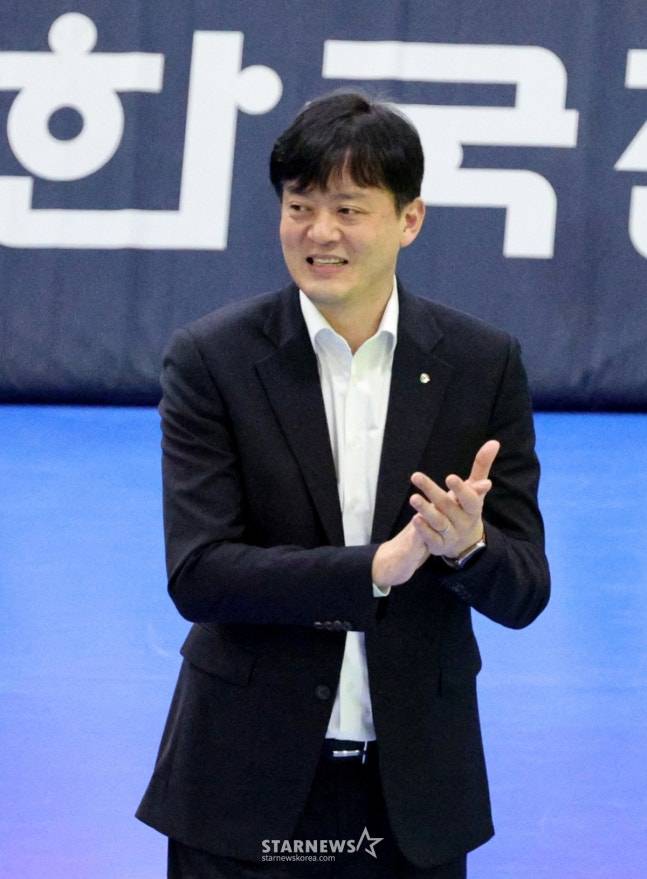 GS 이영택 감독이 3일 수원체육관에서 열린 2025-2026 진에어 V리그 여자부 현대건설과 GS칼텍스 경기에서 선수들에 박수를 쳐주며 다독이고 있다. /사진=강영조 선임기자