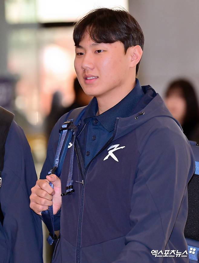 류지현 감독이 이끄는 야구 대표팀이 도쿄돔에서 진행되는 일본과의 평가전을 위해 지난 11월 12일 오후 김포국제공항을 통해 일본으로 출국했다.  배찬승이 출국장으로 이동하고 있다.