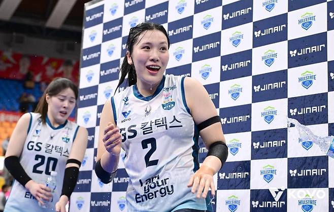 축하 물벼락 맞은 김효임 GS칼텍스 신인 리베로 김효임이 3일 수원 체육관에서 열린 프로배구 V리그 여자부 방문 경기 현대건설과 경기에서 승리한 뒤 수훈 선수 인터뷰 후 동료들로부터 축하 물벼락을 맞고 있다. [한국배구연맹 제공. 재배포 및 DB 금지]