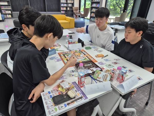 용인 성지중 학생들이 도서관을 활용해 독서 활동을 하고 있다. /성지중 제공