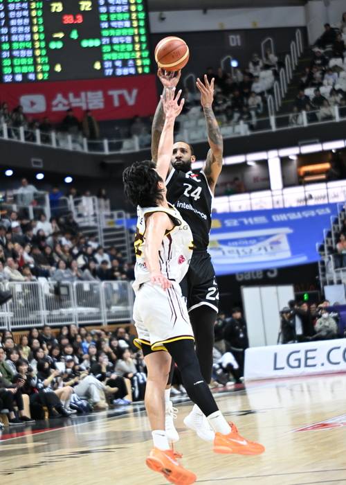 4일 수원 KT소닉붐아레나서 열린 2025~2026 LG전자 프로농구 정규리그 LG와의 홈 경기서 KT 데릭 윌리엄스가 슛을 시도하고 있다. 사진=KBL