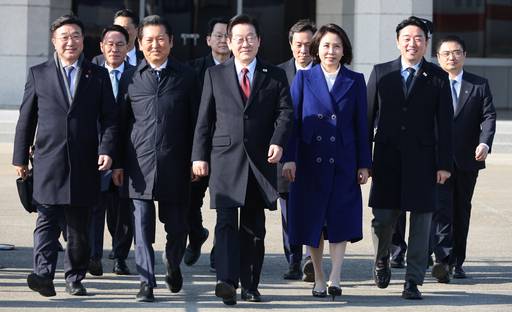 중국을 국빈방문하는 이재명 대통령과 김혜경 여사가 4일 성남 서울공항에서 공군1호기로 이동하고 있다. /연합뉴스