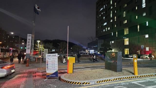 지난 2일 국민연금공단 직원들이 퇴근 후 셔틀버스를 탑승하러 가고 있다. /김경수 기자