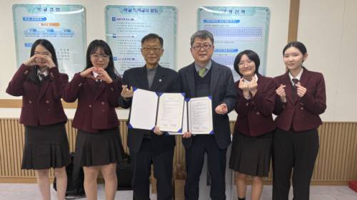 ◇유봉여자고교 동아리 ‘In3’ 권태윤, 이주은(사진 오른쪽에서 두번째), 서채윤, 안소율 학생들이 건강관리 앱