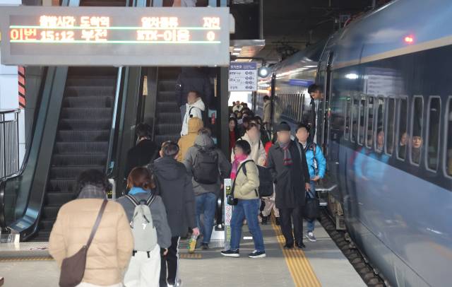 3일 오후 부산 해운대구 신해운대역에서 KTX-이음을 타고 부산에 도착한 승객들이 열차에서 내리고 있다. 이재찬 기자 chan@