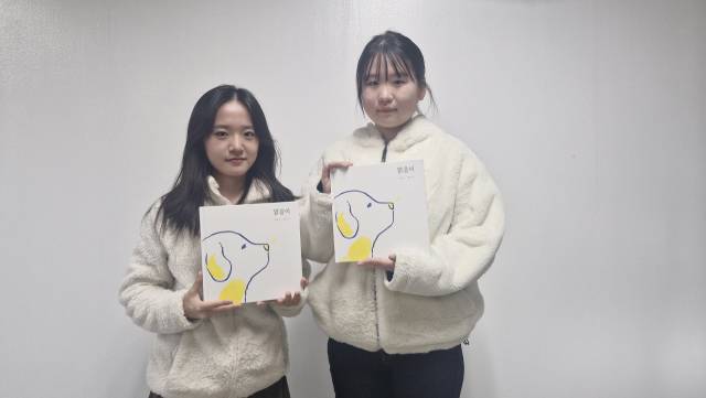 자신들이 쓴 동화책 <맑음이>를 들고 포즈를 취한 양현수(왼쪽)·현로아 양. 김희돈 기자