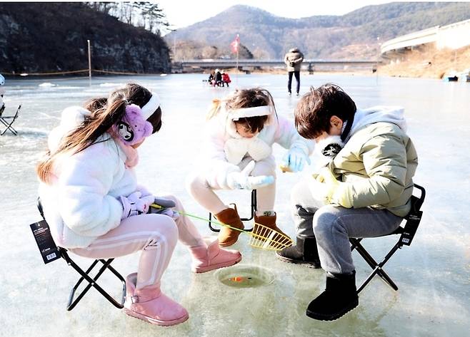 ▲ 지난해 열린 꽁꽁축제 참가자들이 빙어 낚시를 하고 있는 모습