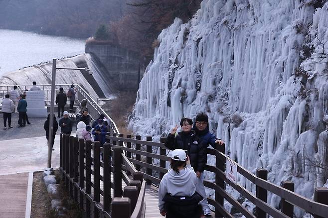 ▲ 절기상 소한(小寒)을 하루 앞둔 4일 오전 대구 달성군 옥연지 송해공원을 찾은 관광객들이 빙벽을 감상하고 있다.김영환 기자yhk@kyongbuk.com