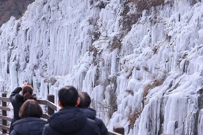 ▲ 절기상 소한(小寒)을 하루 앞둔 4일 오전 대구 달성군 옥연지 송해공원을 찾은 관광객들이 빙벽을 감상하고 있다.김영환 기자yhk@kyongbuk.com