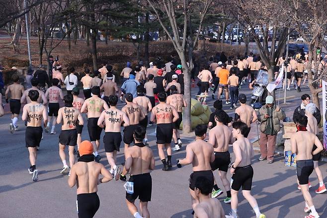 ▲ 4일 오전 대구 달서구 2.28자유광장에서 열린 제18회 2026전국새해알몸마라톤대회 참가자들이 몸에 새해소원을 새기고 달리고 있다.김영환 기자yhk@kyongbuk.com