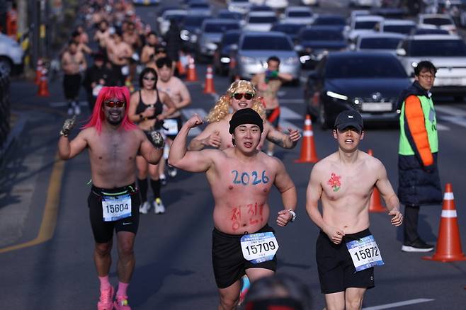 ▲ 4일 오전 대구 달서구 2.28자유광장에서 열린 제18회 2026전국새해알몸마라톤대회에서 몸에 새해소원을 새긴 참가자들이 달리고 있다.김영환 기자yhk@kyongbuk.com
