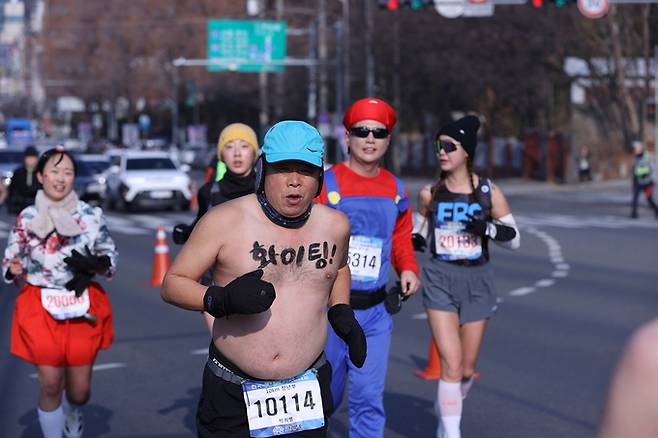 ▲ 4일 오전 대구 달서구 2.28자유광장에서 열린 제18회 2026전국새해알몸마라톤대회에서 독특한 복장을 한 참가자들이 레이스를 펼치고 있다.김영환 기자yhk@kyongbuk.com