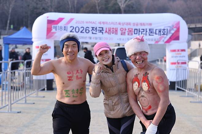 ▲ 4일 오전 대구 달서구 2.28자유광장에서 열린 제18회 2026전국새해알몸마라톤대회 참가자들이 마라톤 출발 전 기념촬영을 하고 있다.김영환 기자yhk@kyongbuk.com